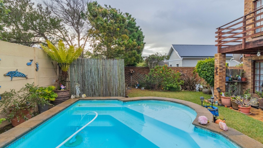 5 Bedroom Property for Sale in Sandbaai Western Cape